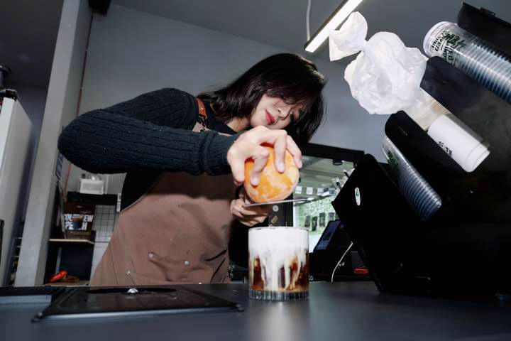 Four People Mind Coffee, tempat nongkrong asyik yang sediakan sejumlah menu di Pinang Tangerang mulai dari Rp 23 ribu.