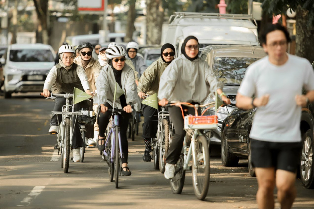 Komunitas Pedal Puff Girls saat gowes bersama menyusuri jalan Kota Bandung.