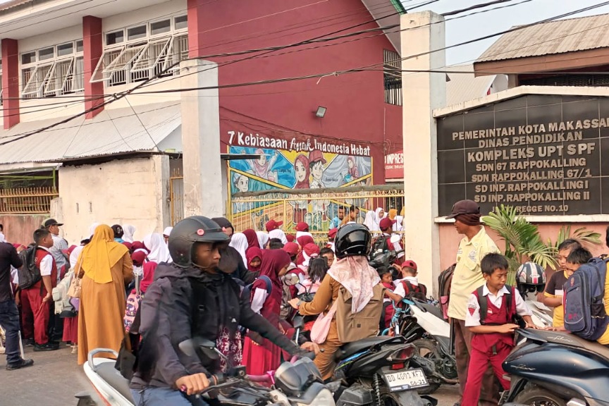 Penampakan siswa dan guru di luar pagar SD Rappokalling Makassar saat terlambat upacara, Senin (26/10/2026).