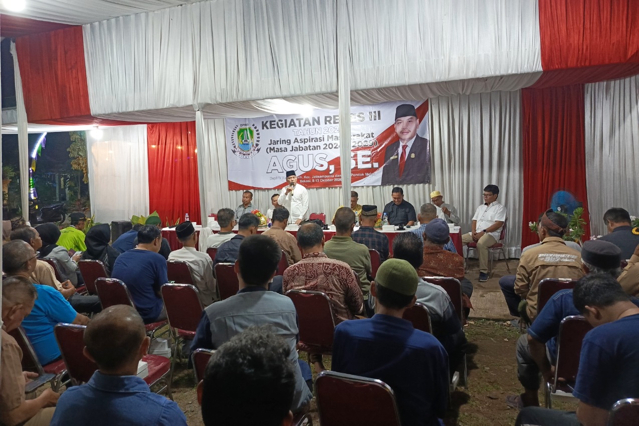 Anggota DPRD Kota Bekasi dari Fraksi PDI Perjuangan, Agus, S.E., saat menggelar reses di lingkungan RW 007 Perumahan Wahana Pondok Gede, Jatisari, Jatiasih, Sabtu (10/10/2026). Dalam kegiatan tersebut, warga mengapresiasi atas sejumlah aspirasi yang sudah direalisasikan.