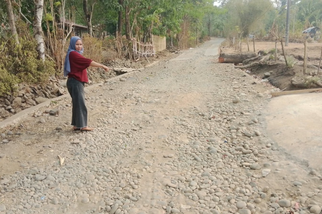 Salah satu jalan rusak di wilayah kabupaten Takalar yang tak kunjung diperbaiki, warga masih menanti sentuhan dari pemerintah.