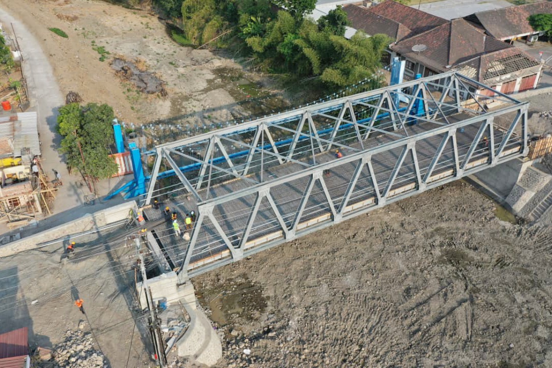 Ditargetkan selesai lebih cepat, progres Jembatan Dengkeng Klaten sudah 60 persen.