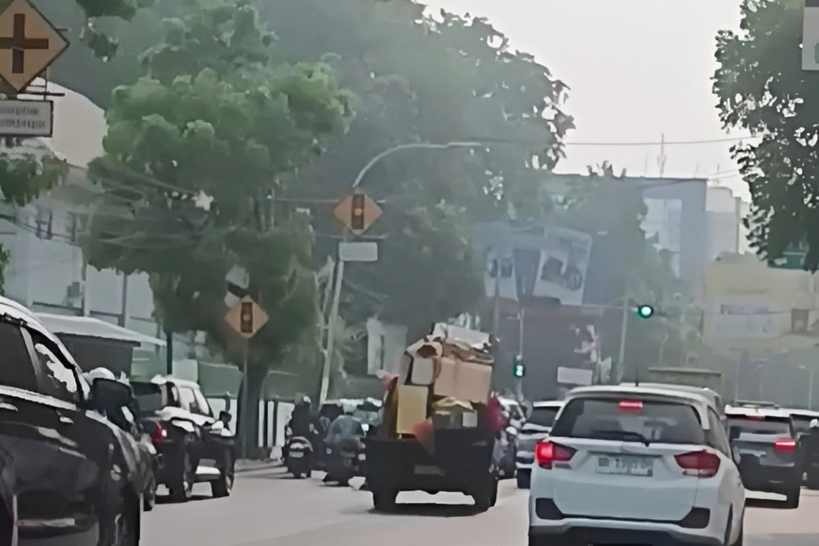 Kabut asap buat kualitas udara di Makassar jadi buruk, warga mulai keluhkan gangguan kesehatan.