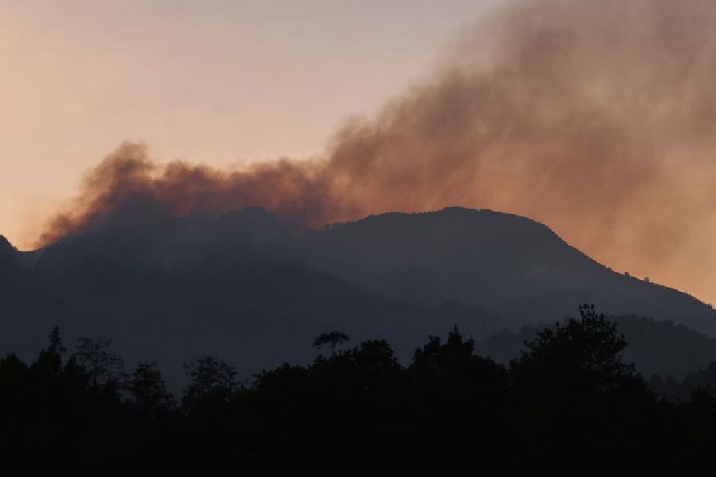 Berdasarkan laporan, Karhutla Gunung Lawu masih sisakan satu titik api setelah 34 kali water bombing.