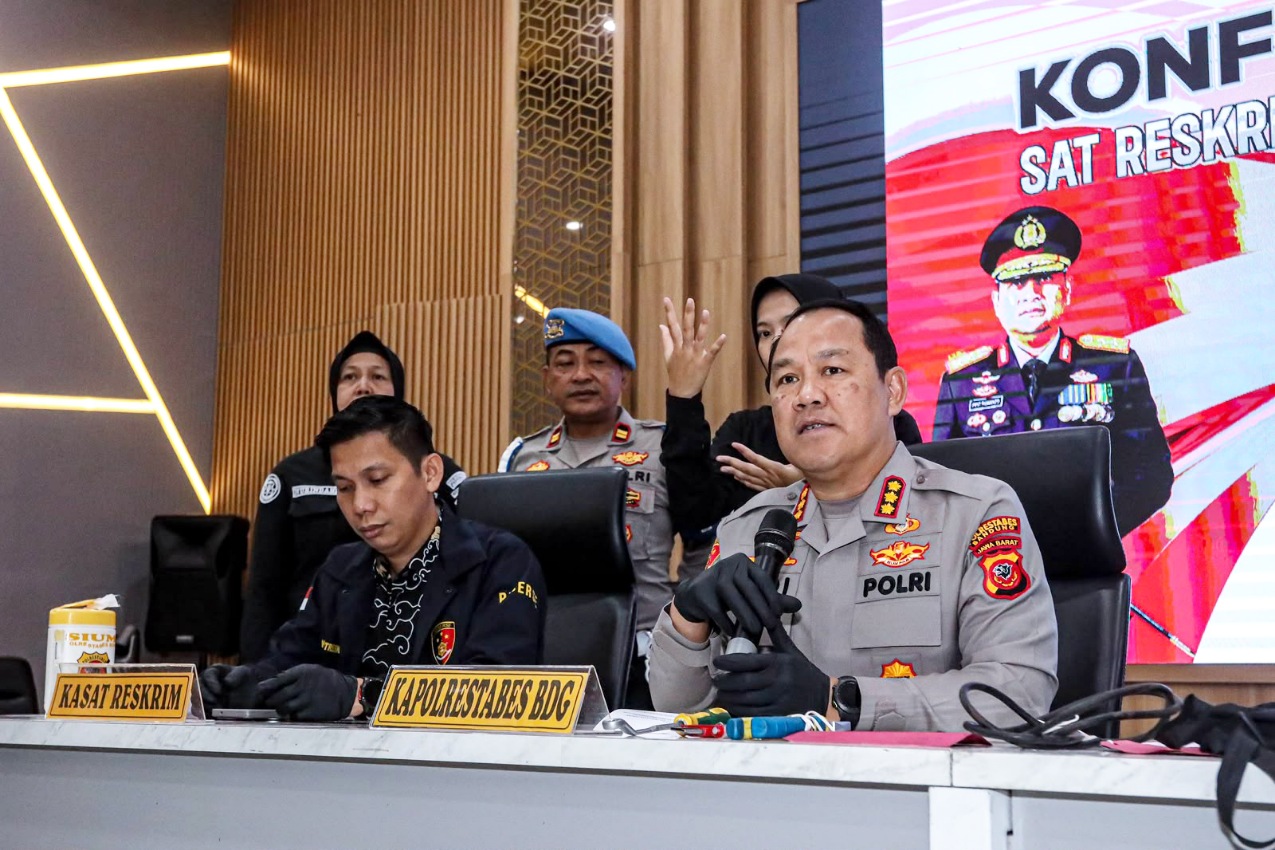 Polisi bilang masih buru pelaku lain dalam kasus pencurian kabel traffic light di sejumlah titik Kota Bandung.