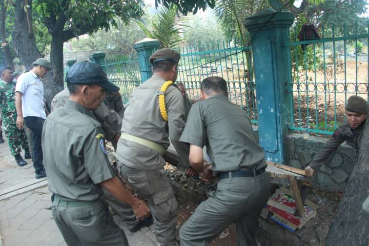 Penertiban lapak liar di trotoar Kebon Nanas Tangerang oleh Satpol PP.