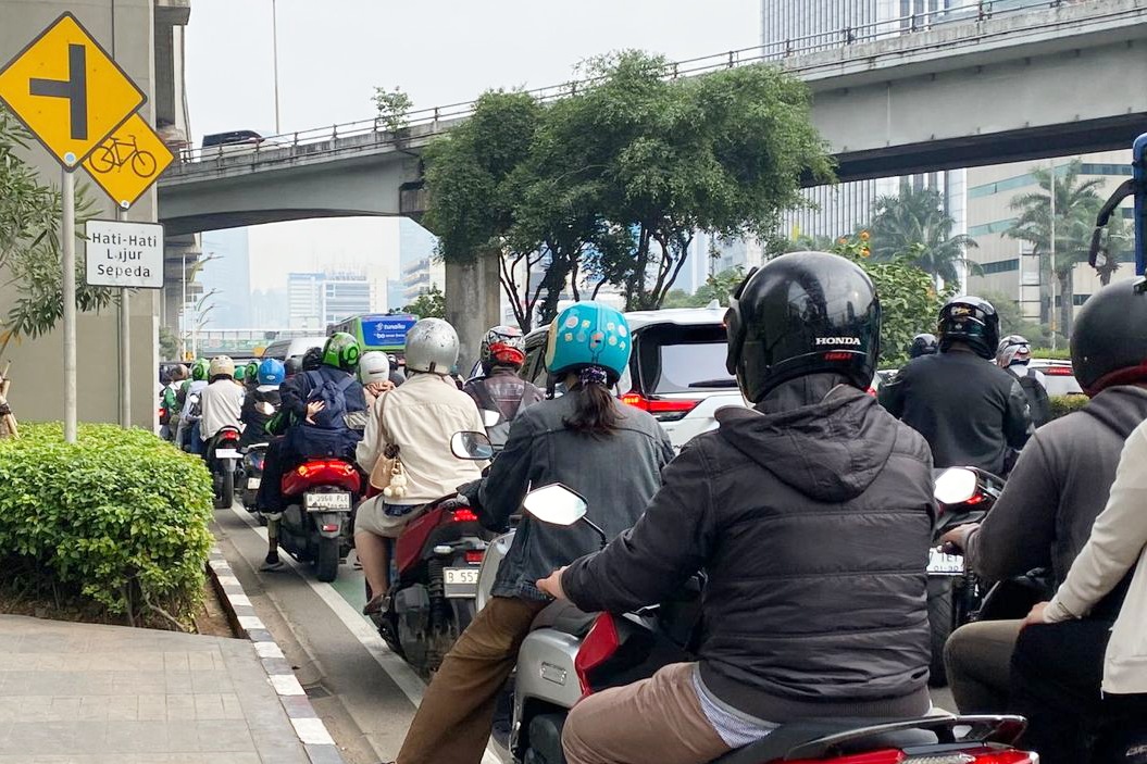 Dishub terjunkan 1.420 personel mulai Senin, bantu urai kemacetan di Jakarta pada jam sibuk.