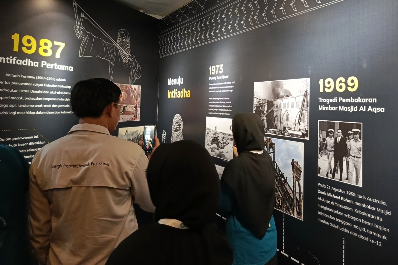 Pengunjung Museum Genosida yang baru saja diresmikan oleh Qudwah Indonesia di Bekasi, Rabu (14/10/2026).