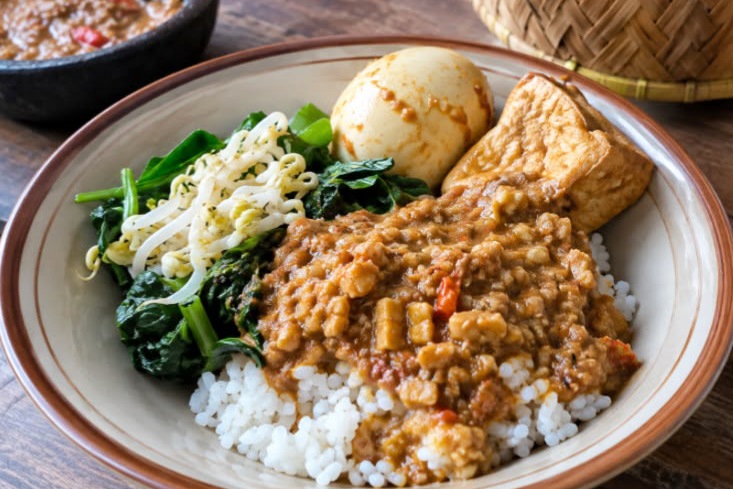 Nasi Tumpang Lethok, kuliner khas Klaten dengan sambal tempe semangit yang menggugah selera.