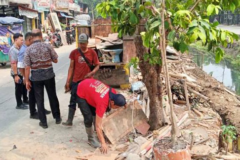 Petugas saat menertibkan bangunan liar di Irigasi Sipon, Tangerang, respons aduan warga.