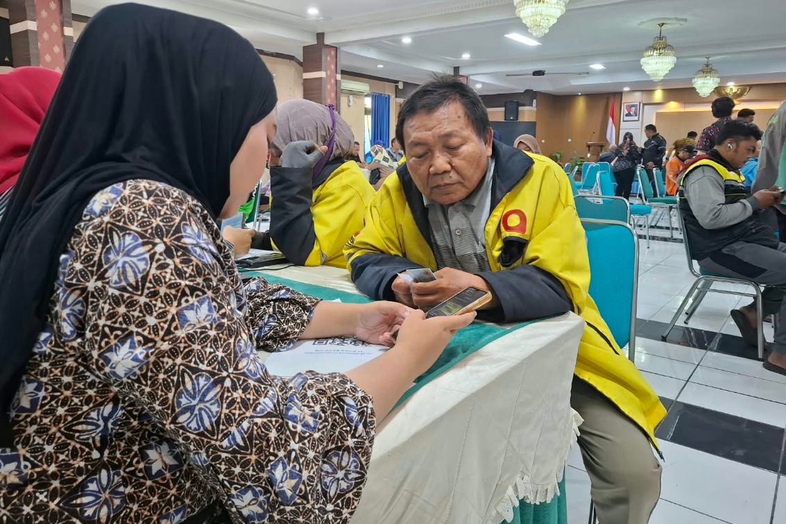 Pengemudi Ojol di Jateng bisa cek status calon penerima Bansos 2027 cuma hitungan menit.