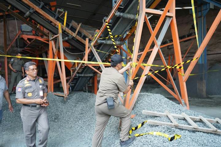 Perusahaan pemecah batu di Tangerang disegel gegara dikeluhkan warga soal debu dan PBG.