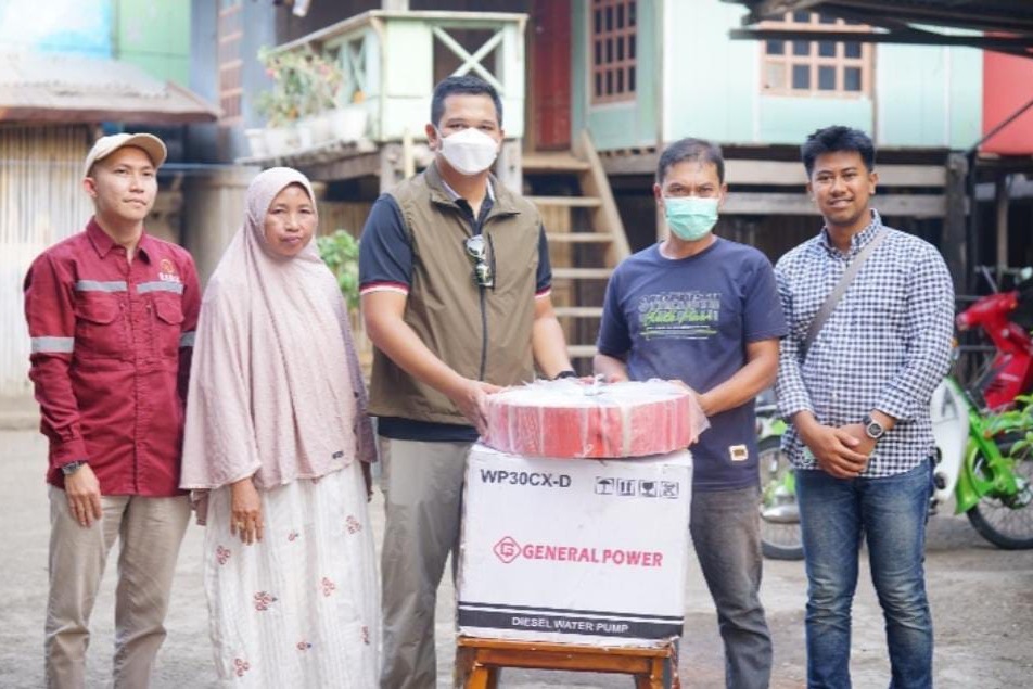 Bupati Bantaeng M. Fathul Fauzy Nurdin saat menyalurkan bantuan pompa air untuk petani yang hadapi kekeringan, Kamis (15/10/2026).