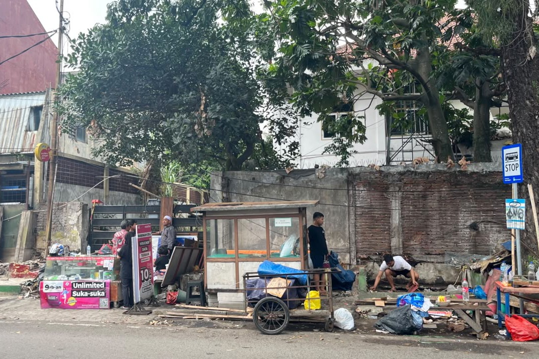 Sebanyak 13 kios PKL di Jalan Cihapit Bandung dibongkar mandiri.