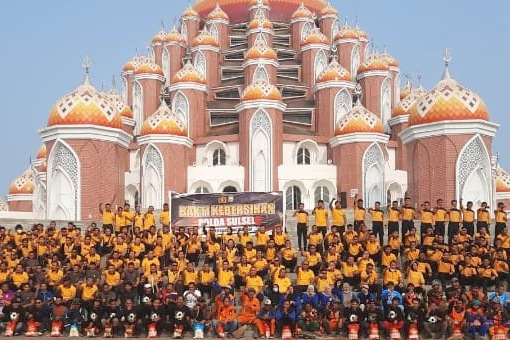Ratusan personel Polda Sulsel gotong royong bersihkan Masjid 99 Kubah, Jumat (23/10/2026).