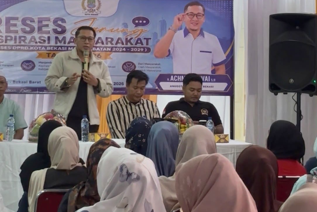 Anggota DPRD Kota Bekasi Achmad Rivai menyoroti soal desil warga yang tak sesuai dengan kondisi riil ekonomi dalam resesnya di Jatimakmur, Pondokgede, Sabtu (10/10/2026).
