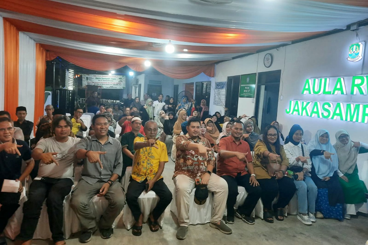 Anggota DPRD Kota Bekasi Fraksi PKS, Fendaby Surya Putra foto bersama warga usai menggelar reses di RW 007, Kelurahan Jakasampurna, Kecamatan Bekasi Barat, Jumat (9/10/2026). Insentif kader Posyandu hingga penanganan banjir jadi sorotan.