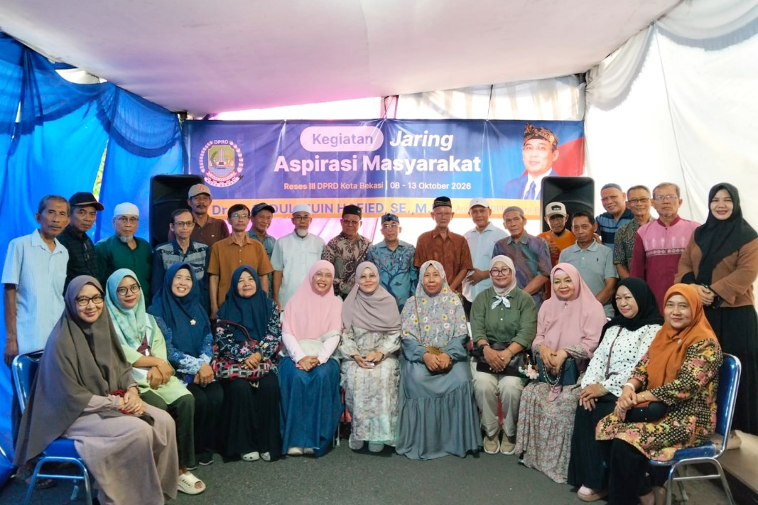 Anggota DPRD Kota Bekasi Fraksi Partai Amanat Nasional (PAN), Abdul Muin Hafied foto bersama warga usai menggelar reses di RT 008/RW 012, Kelurahan Pejuang, Kecamatan Medan Satria, Kota Bekasi, Jumat (9/10/2026). Dalam reses tersebut, masalah Bank Sampah hingga UKM jadi sorotan.