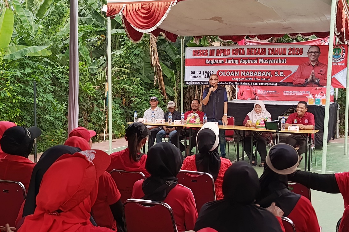 Anggota DPRD Kota Bekasi yang juga Ketua Fraksi PDI Perjuangan Oloan Nababan saat menggelar reses di RW 001, Kelurahan Bojong Menteng, Kecamatan Rawalumbu, Minggu (11/10/2026).