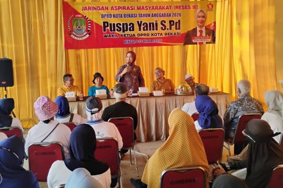 Pimpinan DPRD Kota Bekasi Puspa Yani saat menggelar reses di Perumahan Raflesia, Jatimakmur, Pondokgede, Sabtu (10/10/2026). Ingatkan warga soal kebersihan saluran air jelang musim hujan.