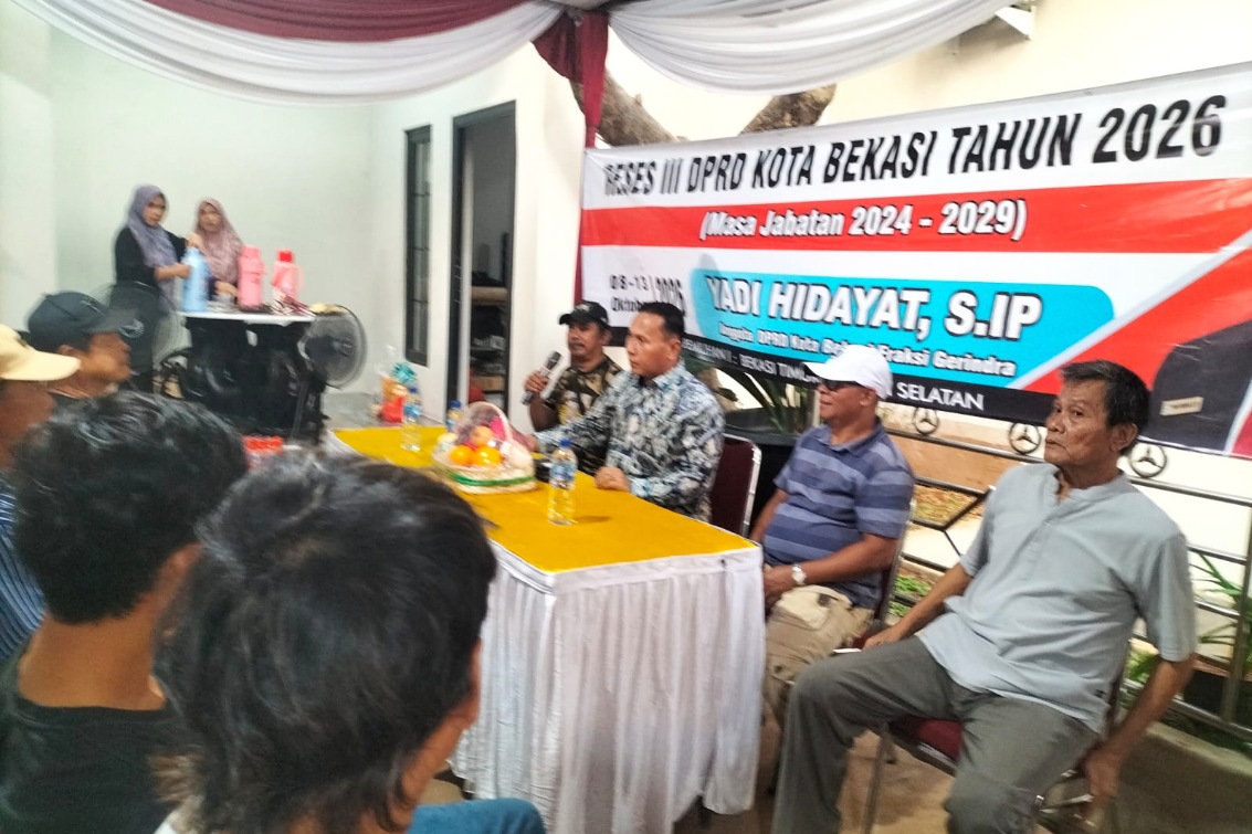 Anggota DPRD Kota Bekasi Yadi Hidayat saat menggelar reses di Jakasetia, Bekasi Selatan, Minggu (11/10/2026). Sejumlah aspirasi disampaikan warga dalam forum tersebut.