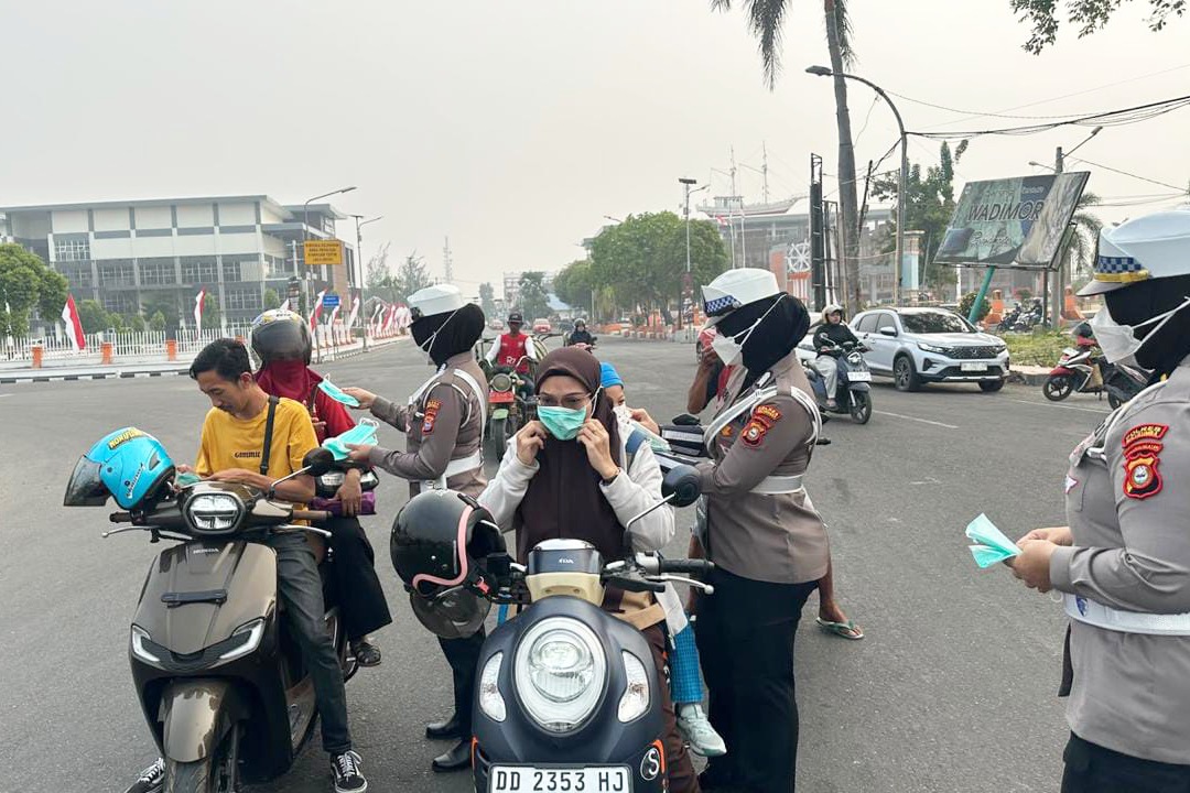 Personel Satlantas Polres Bulukumba saat turun ke jalan bagikan masker ke pengendara, Rabu (14/10/2026).
