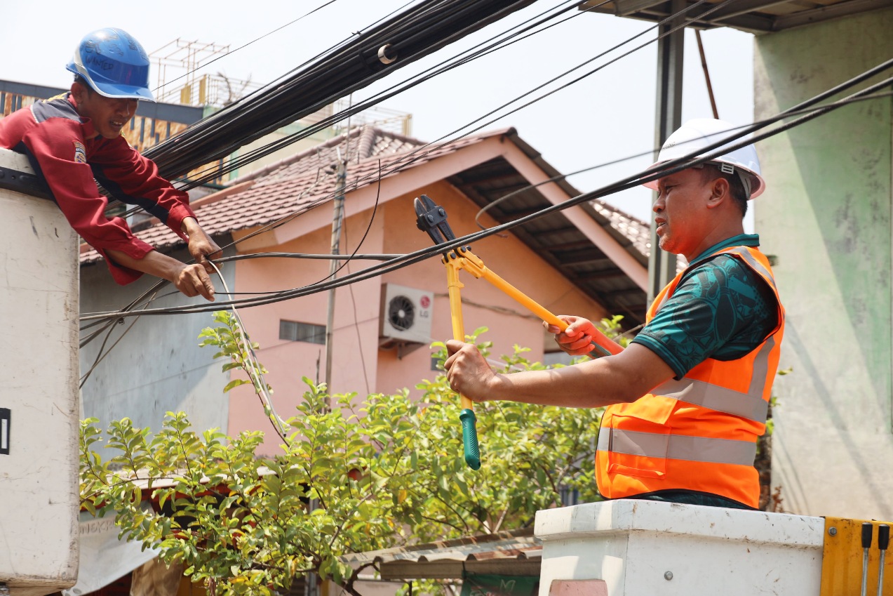 Wali Kota Bekasi Tri Adhianto saat memimpin penertiban kabel semrawut di Jalan Pangeran Jayakarta.