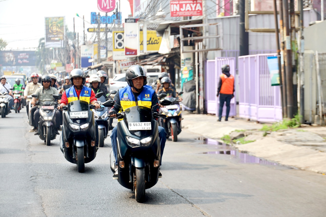 Wali Kota Bekasi Tri Adhianto saat memantau sejumlah proyek jalan dan drainase naik motor, Jumat (23/10/2026).