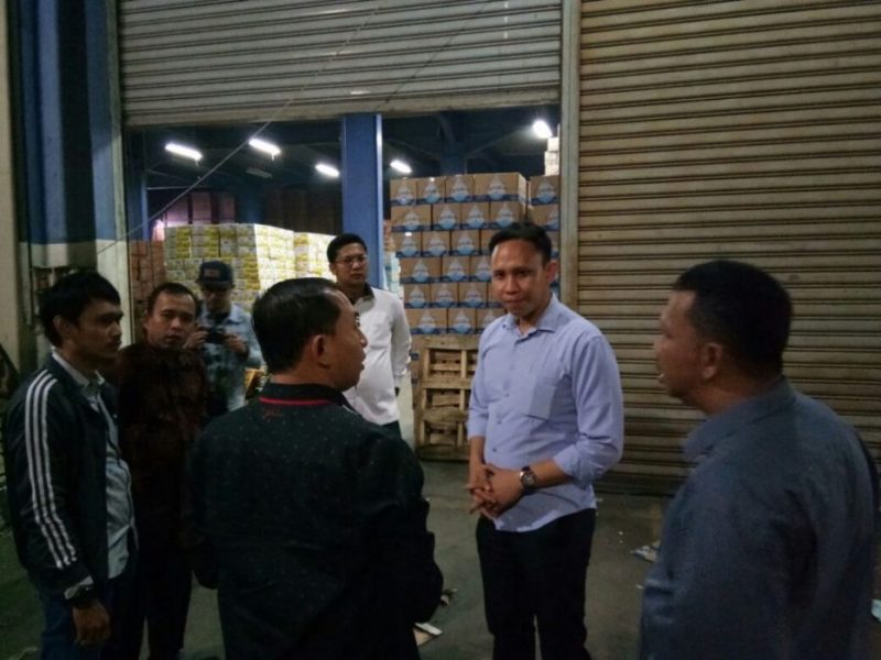 Tim Sidak DPRD Kabupaten Bekasi saat melakukan bertemu dengan bagian legal perusahaan penahan buruh. Foto: Ars/Suarapena.com