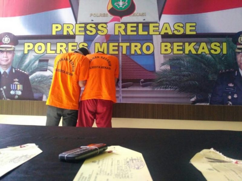 Dua anggota komplotan perampok spesialis nasabah bank yang dibekuk Polres Metro Bekasi. Foto: Ars/Suarapena.com
