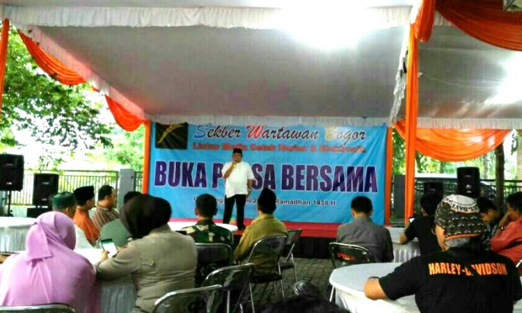 Ketua Sekber Wartawan Harian Bogor Danang Donoroso saat memberikan sambutan di acara buka bersama, Senin (19/6/2017). Foto: Cek/SUARAPENA.com