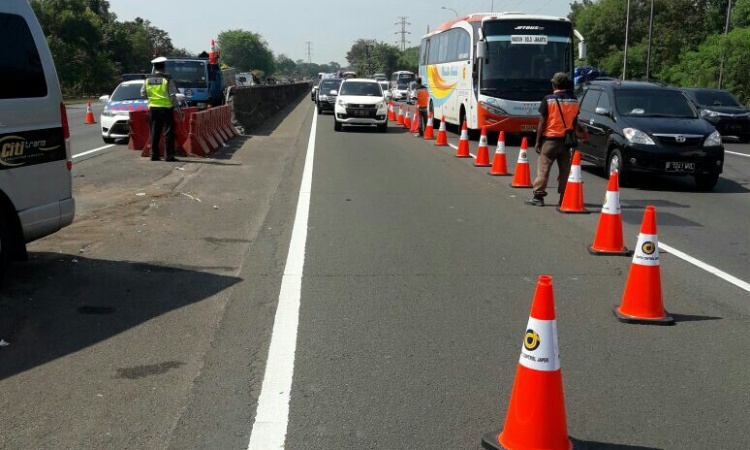 Pihak Jasa Marga dan Kepolisian memberlakukan sistem contra flow guna mengurai kepadatan akibat penuhnya rest area di jalur Tol Jakarta - Cikampek. Foto: JasaMarga