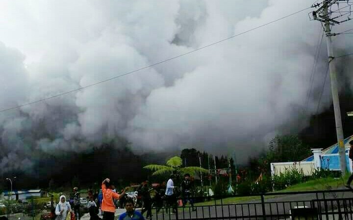 Suasana area Kawah Seleri Dieng saat terjadi letusan, Minggu (2/7/2017). Foto: Istimewa