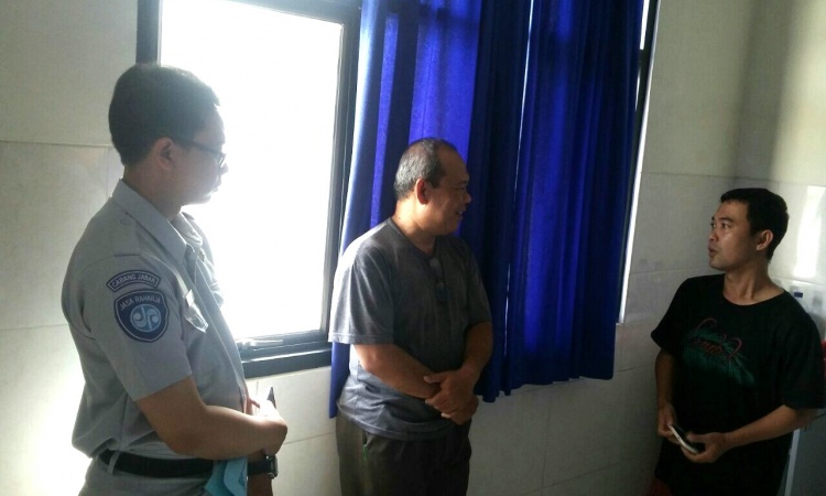 Petugas Jasa Raharja melakukan kordinasi di RS Sumber Waras Cirebon. Foto: Istimewa