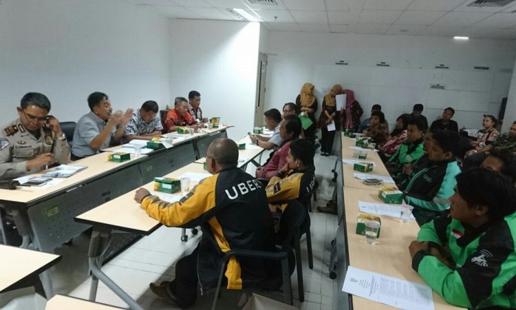 Rapat dan sosialisasi perwal ojek online di Kantor Dinas Perhubungan Kota Bekasi, Kamis (24/8/2017). Foto: suarapena.com