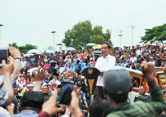 Makan Bakso di Cikarang, Jokowi, Harga Stabil Jangan Dibolak-balik