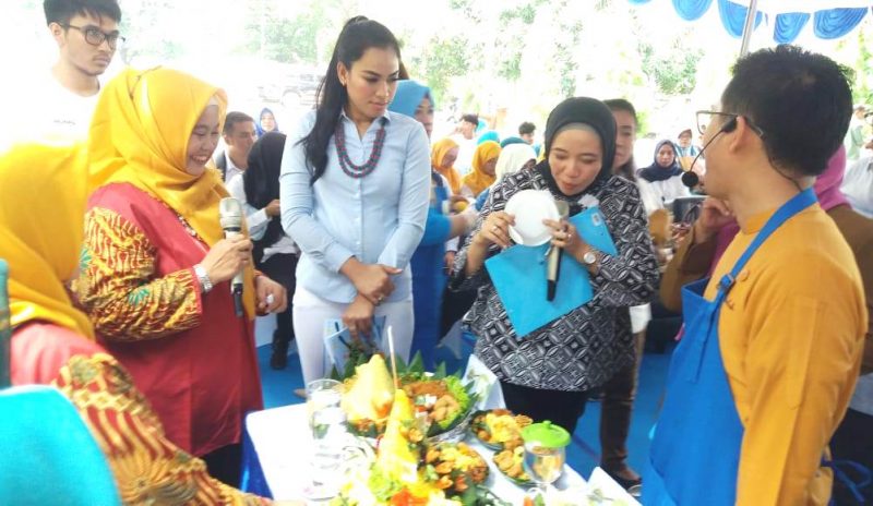 Lomba memasak dalam kegiatan sosialisasi kompor induksi di Bekasijaya, Bekasi Timur, Selasa (2/4/2019).
