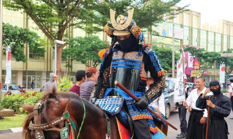 Seorang Samurai Jepang penunggang kuda turut memeriahkan festival budaya jepang di Grand Galaxy Park Mall.