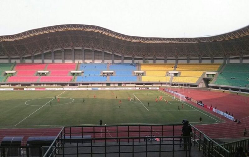 Suasana Stadion Patriot Chandrabhaga saat berlangsung pertandingan sepakbola. Foto: Suarapena.com